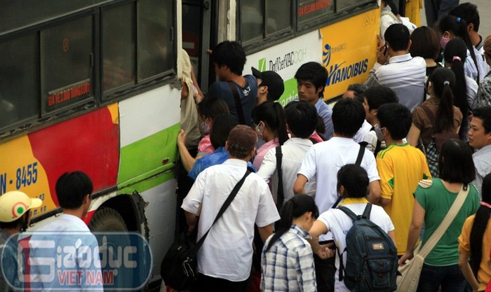 Xe bus ngày thường đã đông thì ngày này càng khó tránh cảnh chen chúc